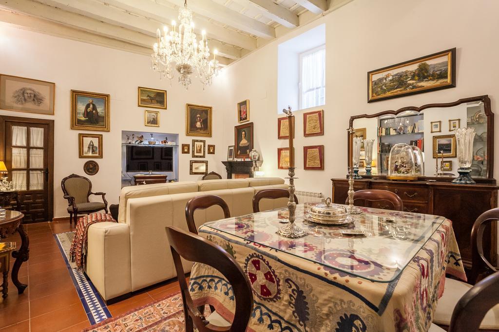 Casa Senorial En Centro,calle Marmoles Seville